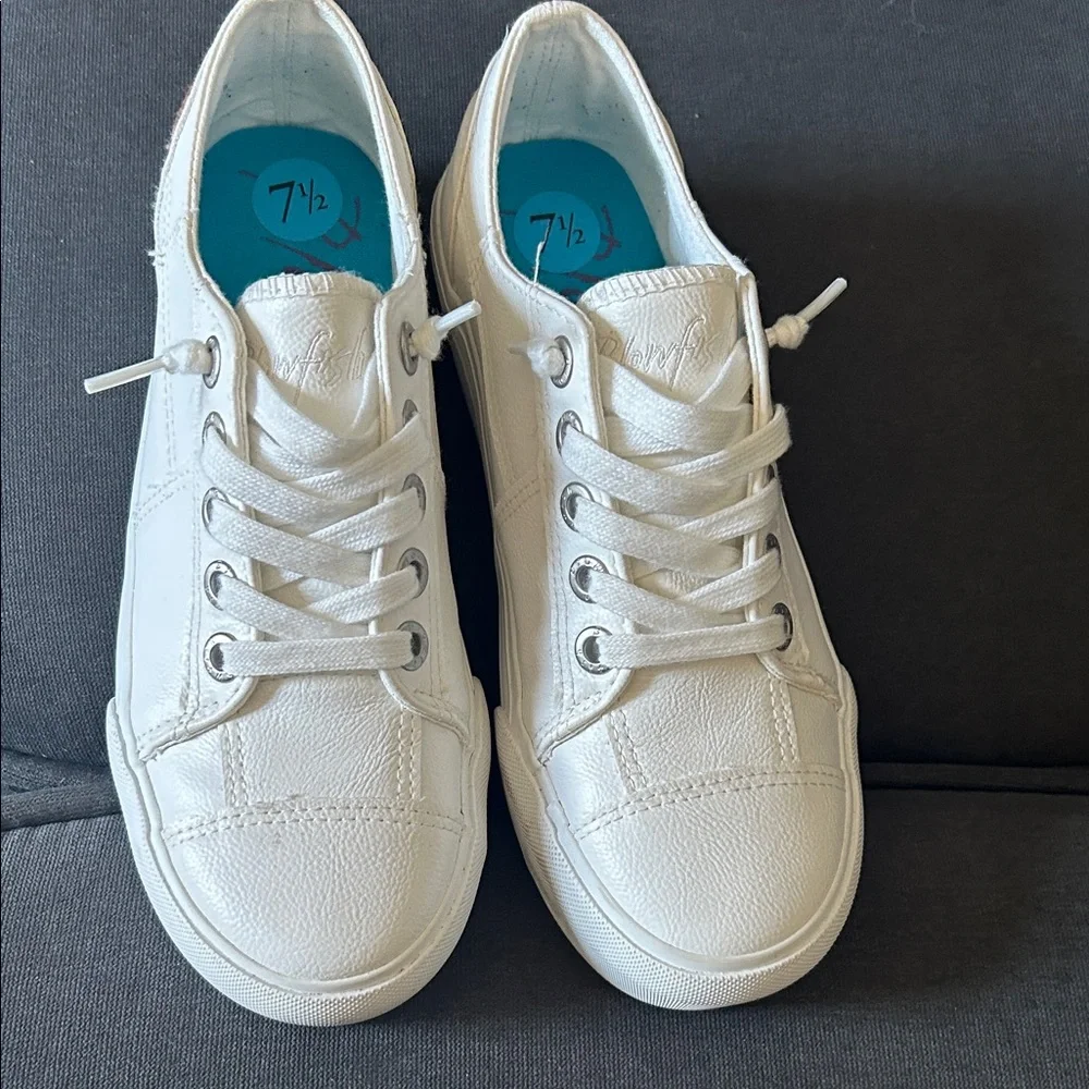 Women's White Casual Lace-Up Sneakers - Picture 2 of 3
